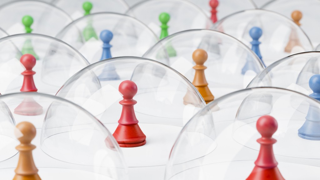 Bunte Spielfiguren unter Gläsernen Kuppeln. Sie stehen dicht beieinander, sind aber doch voneinander isoliert, genau so wie die Figuren im Hörspiel “Billy - brüllende Tage”. 
