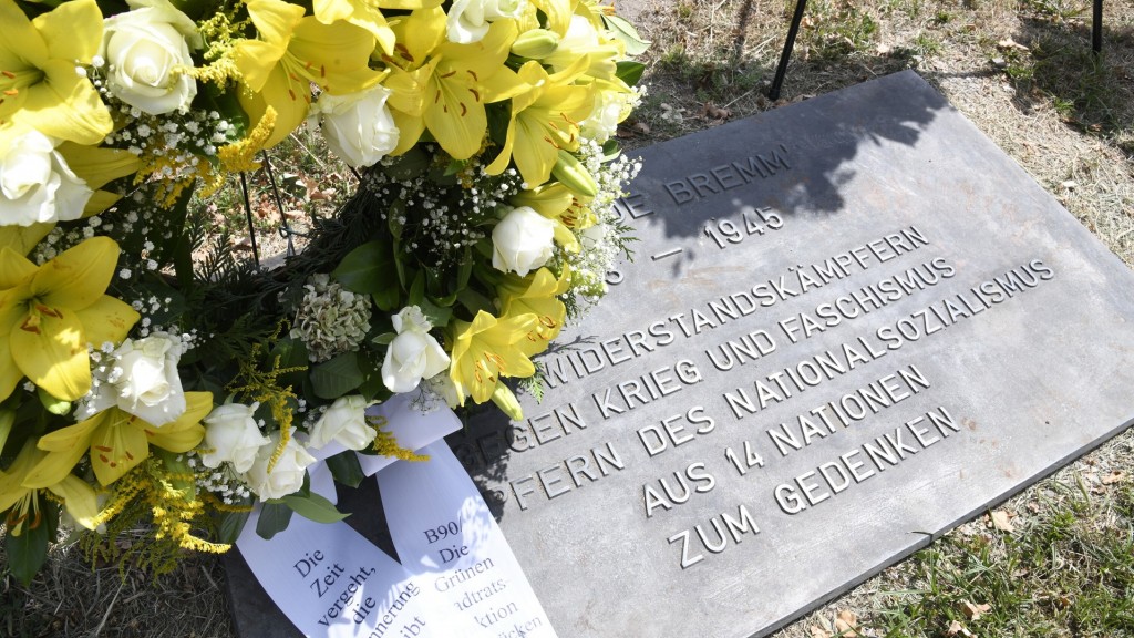 Gedenkstätte Neue Bremm. Blumen liegen auf der Gedenktafel.