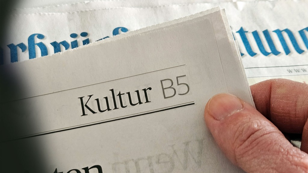 Jemand liest den Kultur-Teil der Saarbrücker Zeitung