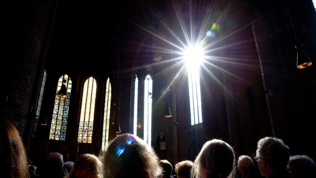 Besucher eines Ostergottesdienstes.