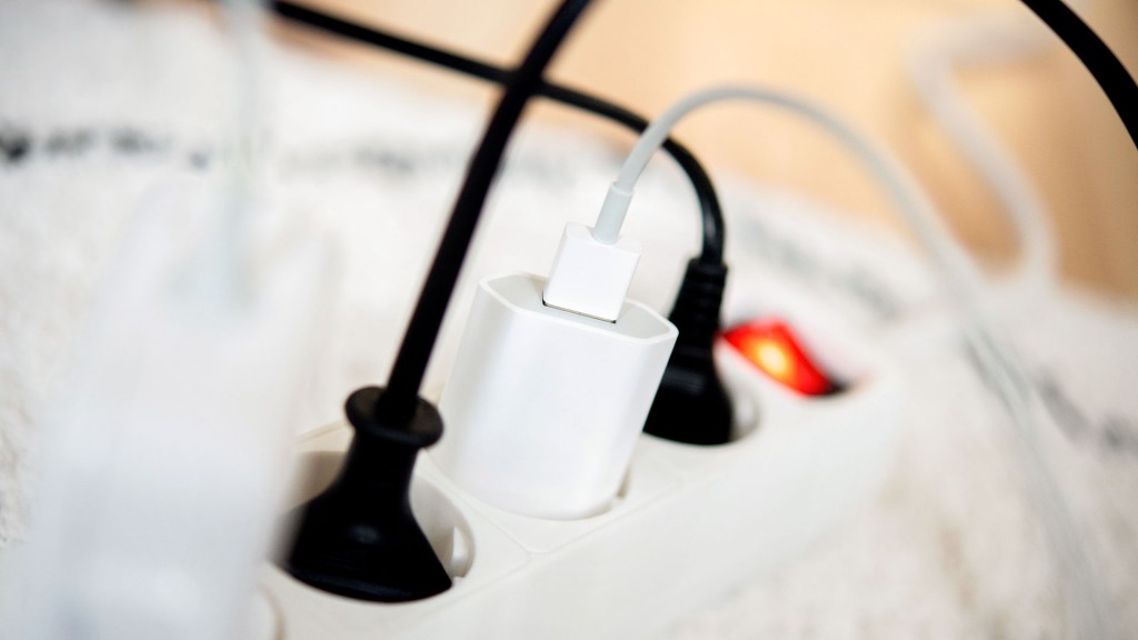 Netzstecker mehrerer Elektrogeräte stecken in einer Steckdosenleiste