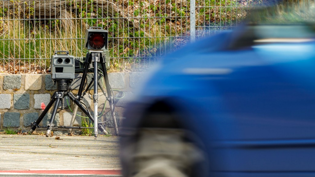 Eine sogenannte Radar-Falle, auch „Blitzer“ zur Geschwindigkeitsmessung von Straßenfahrzeugen