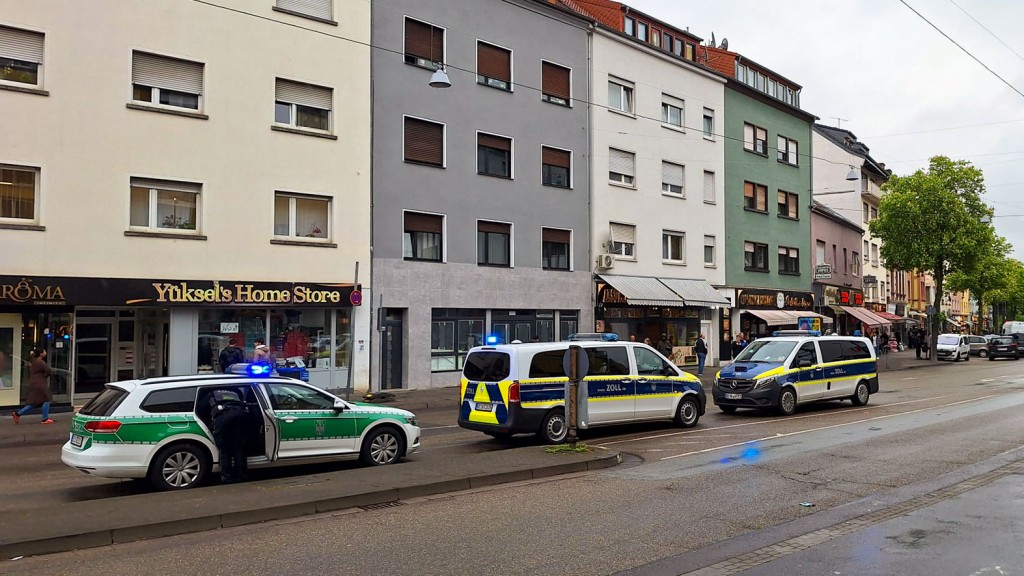 Zollkontrolle gegen Schwarzarbeit bei Friseuren und Kosmetikstudios in Saarbrücken Malstadt
