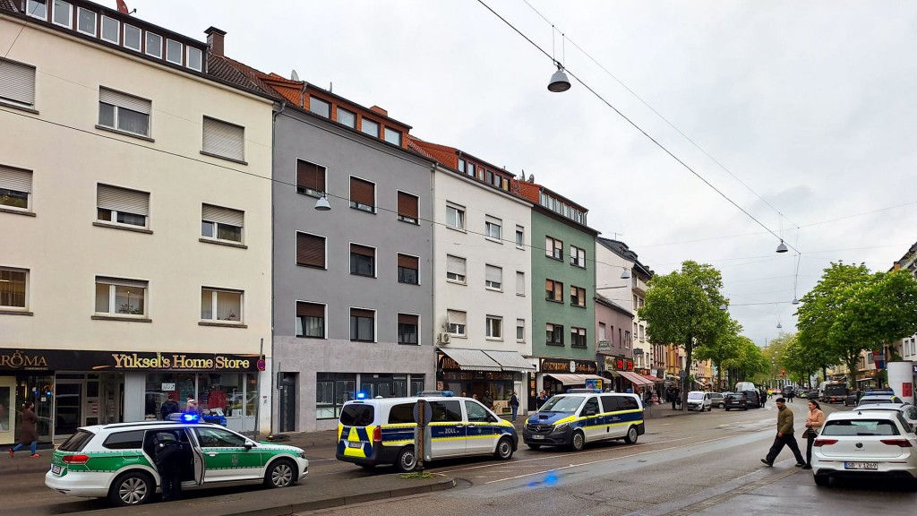 Foto: Zollkontrolle gegen Schwarzarbeit bei Friseuren und Kosmetikstudios in Saarbrücken Malstatt
