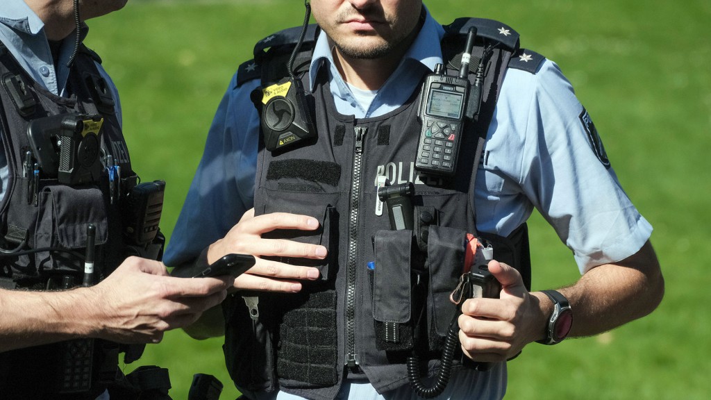 Foto: Polizisten sind unter anderem mit Pfeffersprach zur Abwehr ausgerüstet