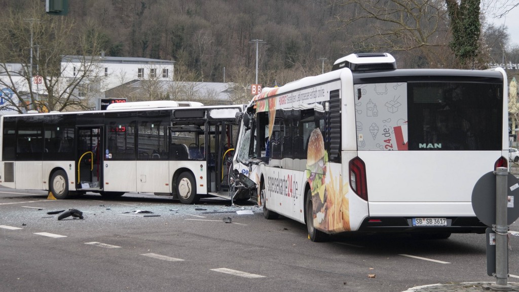 Foto: Verkehrsunfall am Montag (24.02.2025 mit zwei Linienbussen auf Höhe des Saarbasar in Saarbrücken