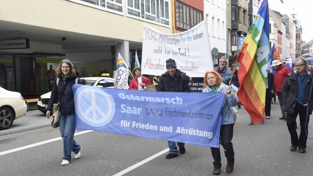 Teilnehmer am Ostermarsch im Saarbrücken