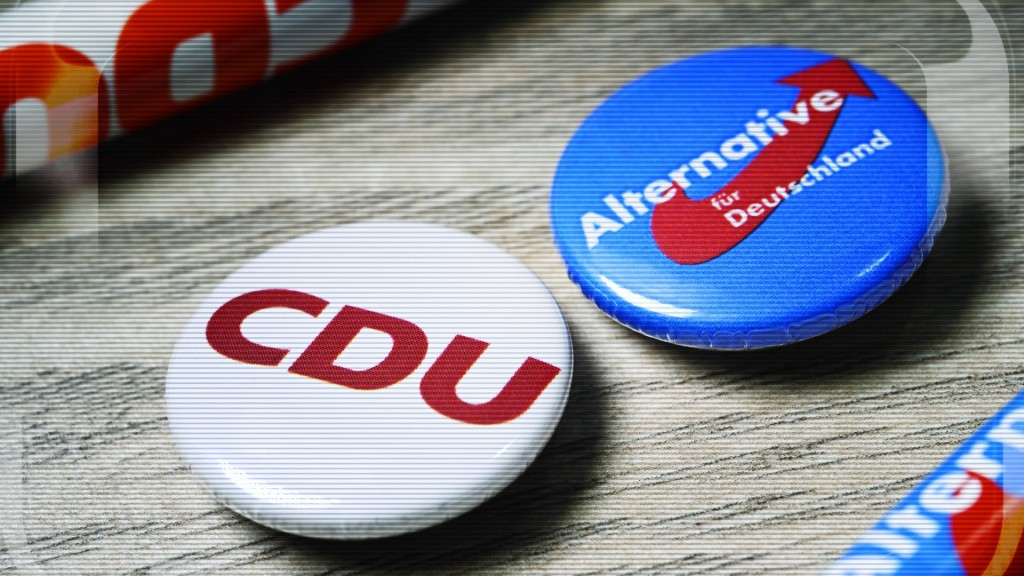 Partei-Anstecker mit Logos von CDU und AfD
