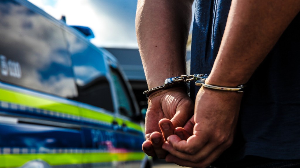 Mann in Handschellen