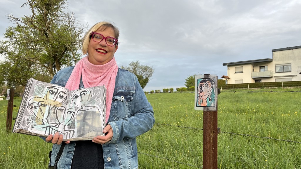 GuMo Mobil: Anne Kerber bei ihrer Aktion Kunst am Weidezaun