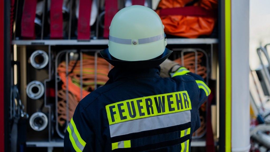 Ein Feuerwehrmann holt Equipment aus einem Einsatzfahrzeug.
