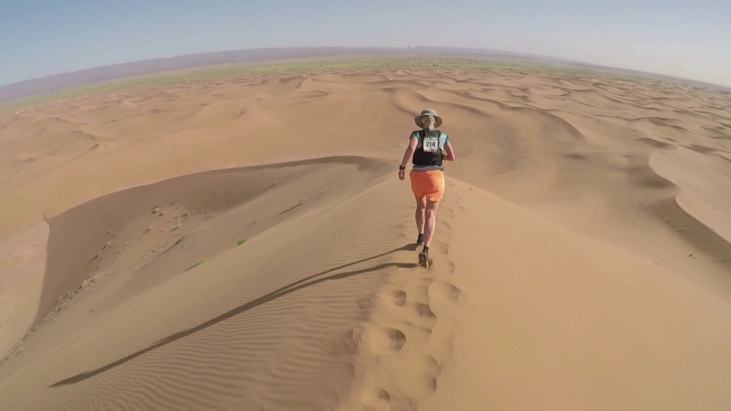 Katja Hiller beim Lauf in der Sahara