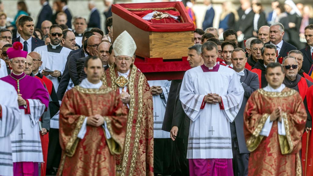 Foto: Der Leichnam von Papst Franziskus wird begleitet von zahlreichen Geistlichen im offenen Sarg über den Petersplatz zum Petersdom überführt, wo er drei Tage lang aufgebahrt sein wird
