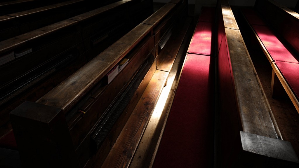Leere Kirchenbänke