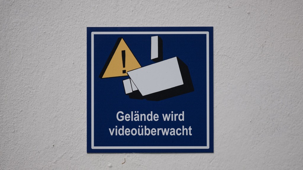 Ein Schild weist auf Videoüberwachung hin.