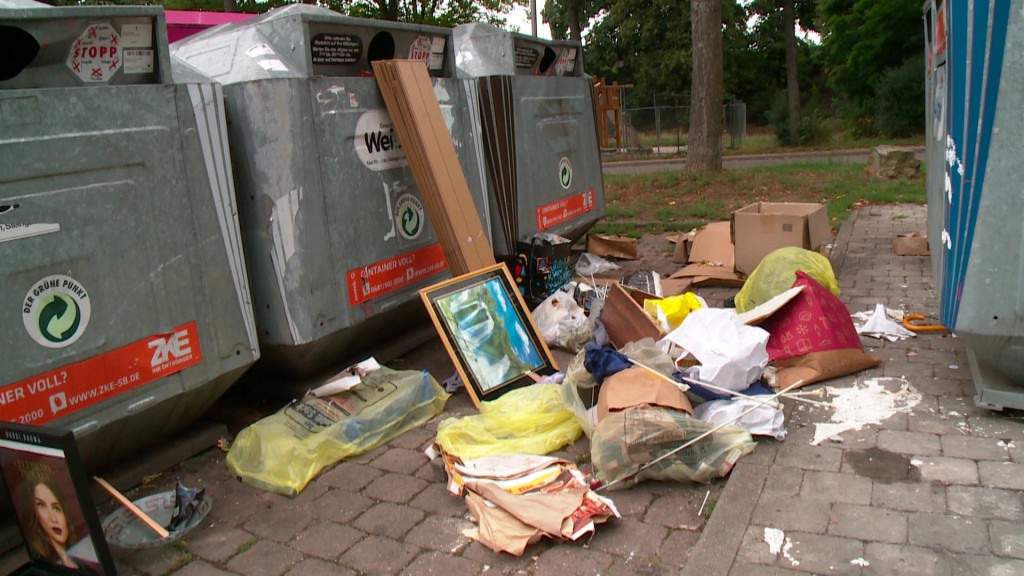 Müll vor Müllcontainern