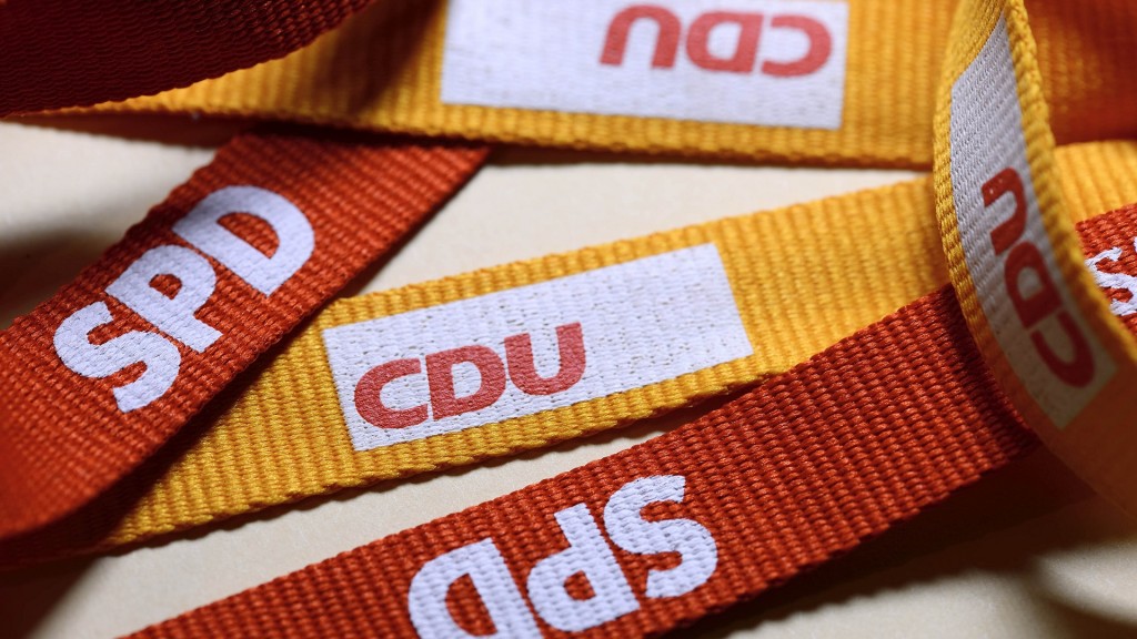 Schlüsselbänder der SPD und der CDU liegen auf einem Tisch