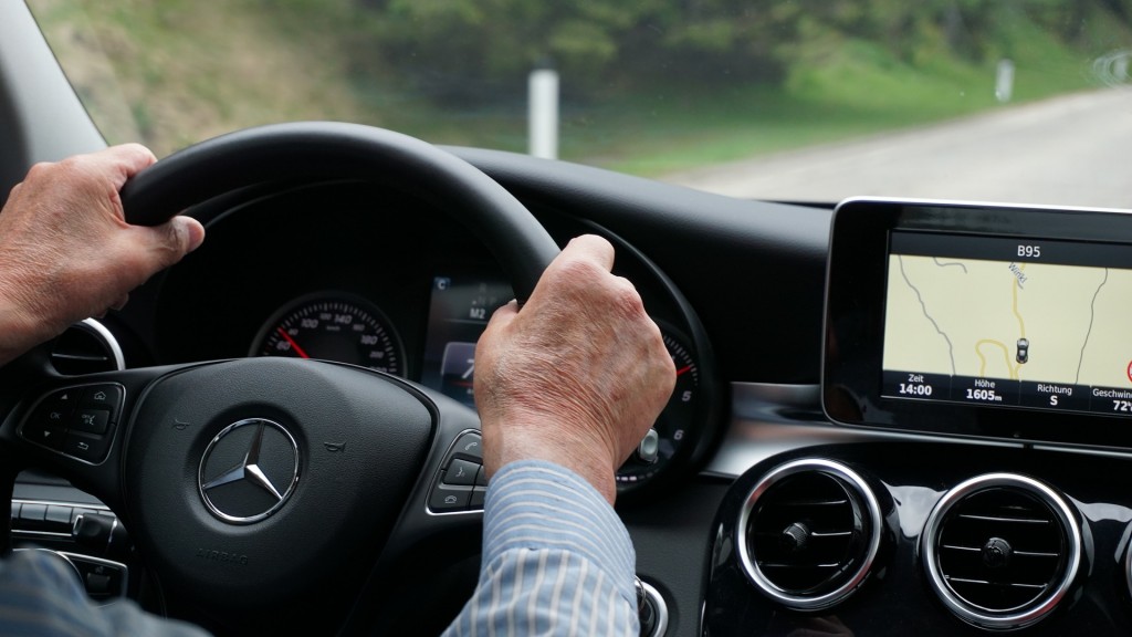Ein älterer Mann am Steuer eines Autos