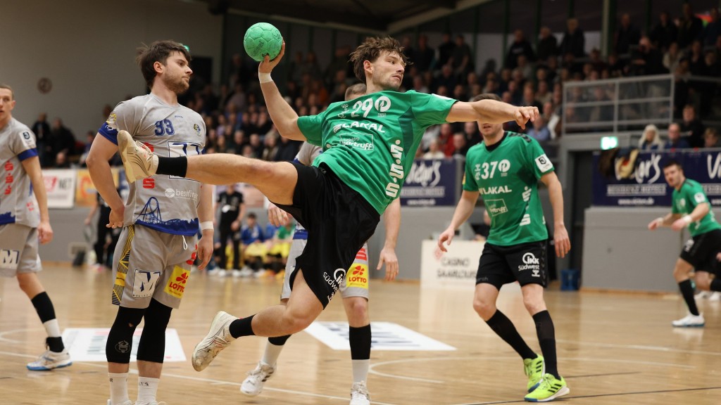 Spieler der HG Saarlouis am Ball