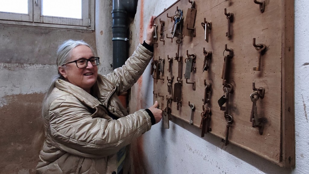 Eva Kell im Zwangsarbeiterkeller in Lebach 
