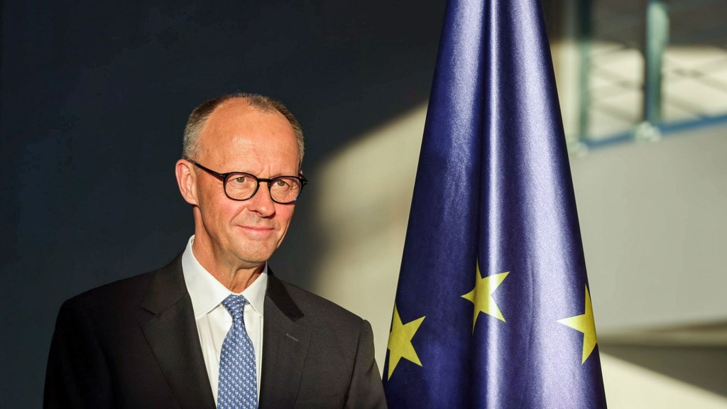 Foto: Friedrich Merz (CDU) vor der Europa-Flagge