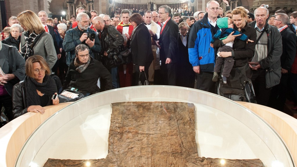 Ausstellung des Heiligen Rocks in Trier. 