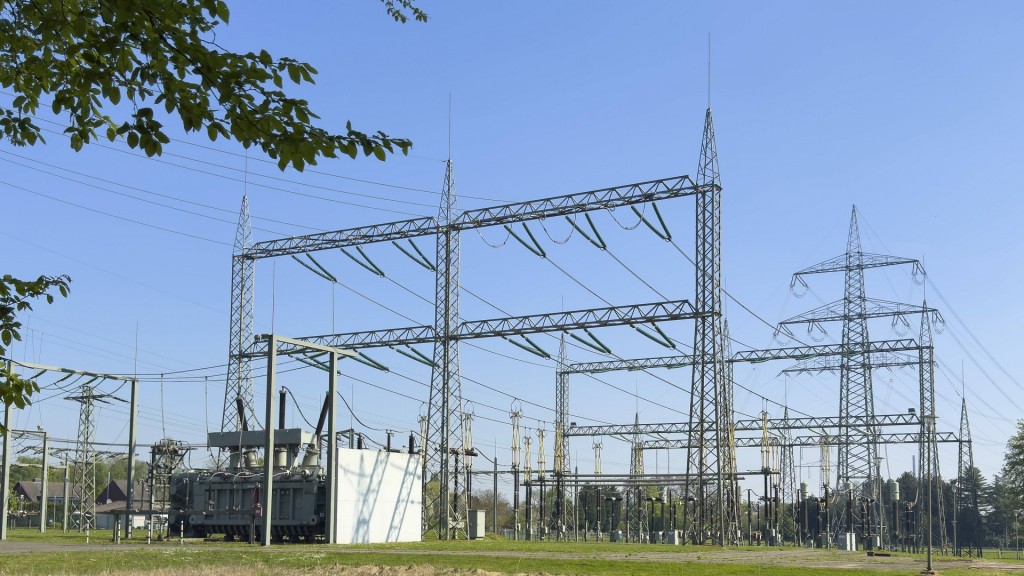Strommast mit Überlandleitungen und Umspannwerk eines Energieversorgers