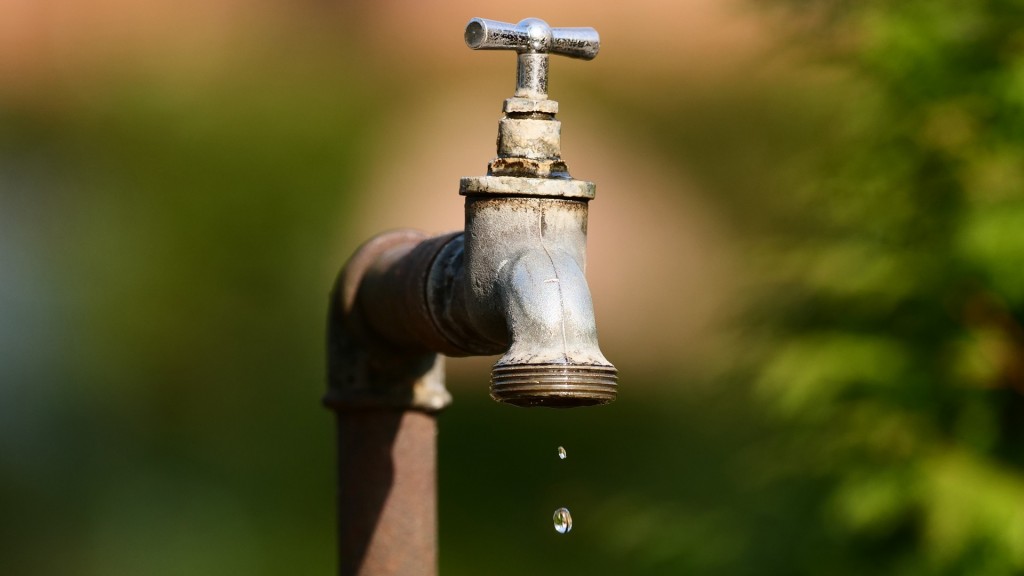 Ein tropfender Wasserhahn im Außenbereich