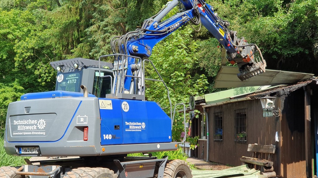 Aufräumarbeiten nach Brand der Fischerhütte in Niederbexbach 