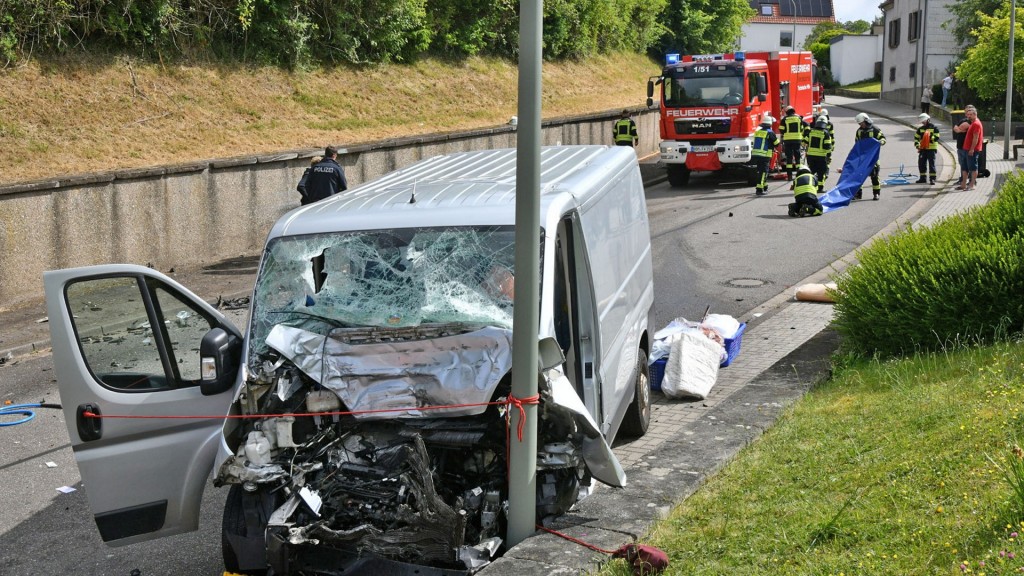 Foto: Unfall mit drei zum Teil schwer verletzten Personen in Ormesheim.
