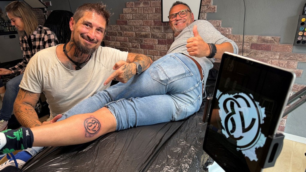 Andreas Taibner aus Altenwald mit seinem neuen tattoo und und links Tätowierer, Michael Schramm aus Schwalbach