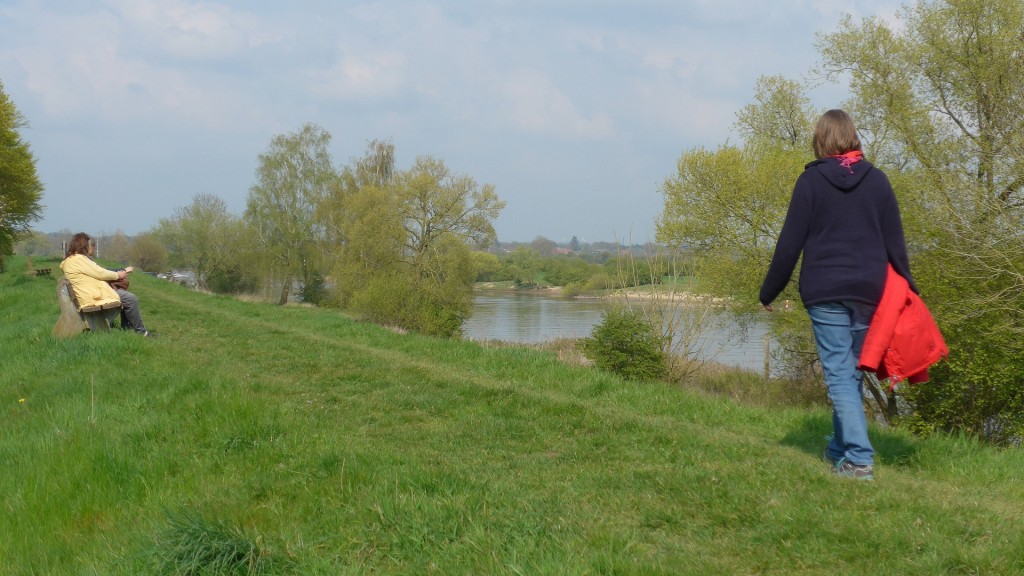 Deich neben einem Fluss 