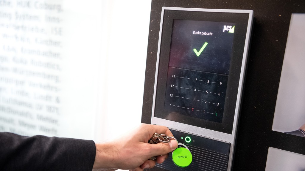 Foto: Ein Mitarbeiter erfasst seine Arbeitszeit digital mit einem Chip am Schlüsselanhänger