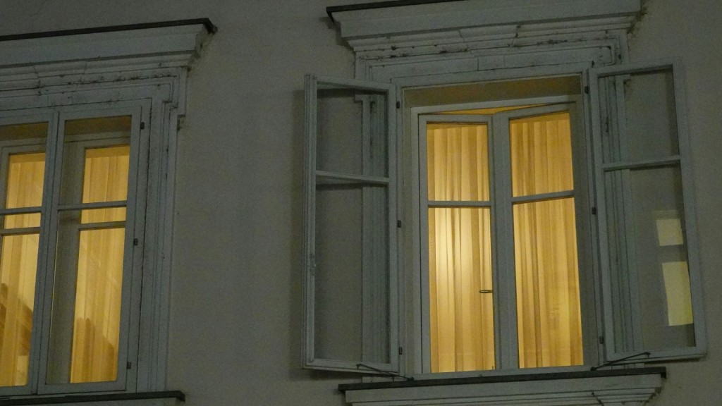 Ein geöffnetes Fenster am Abend