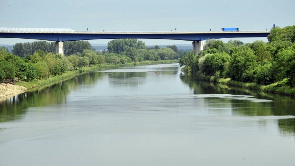 Autobahnbrücke über die Mosel von Deutschland nach Luxemburg bei Schengen