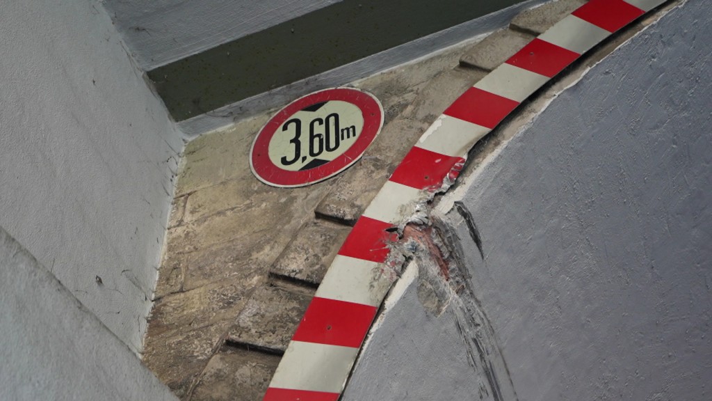 Foto: Beschädigung an einer Eisenbahnbrücke