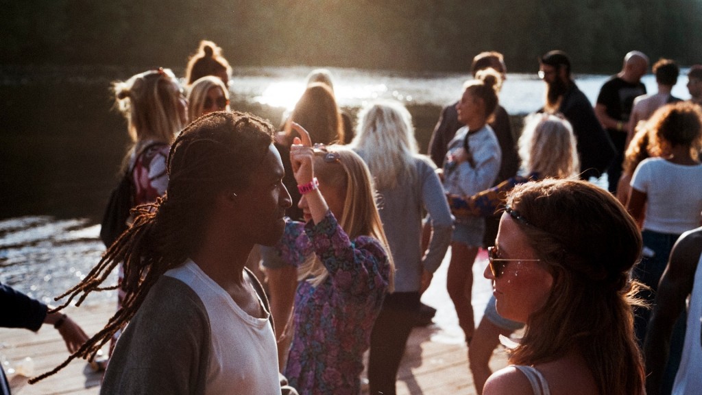 Feiernde Menschen im Sommer