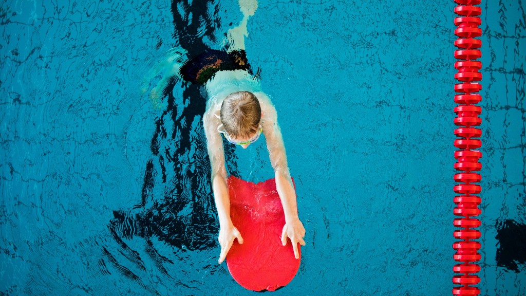 Ein Junge nimmt an einem Schwimmkurs für Kinder teil.
