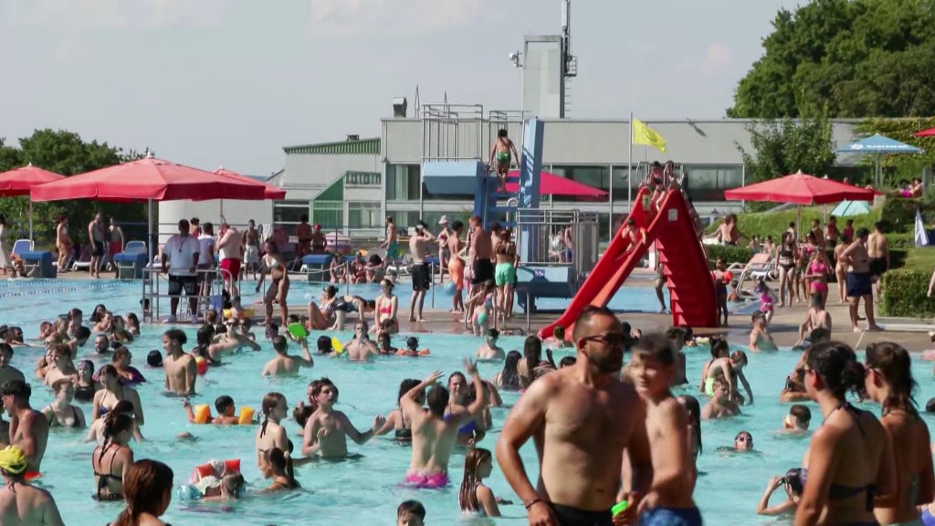 Foto: Freibad mit vielen Badegästen