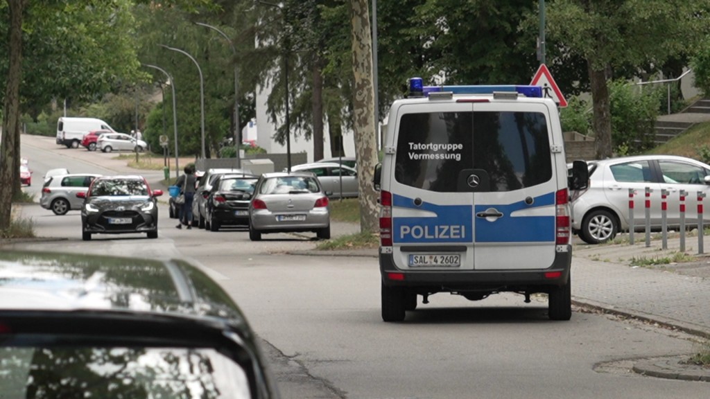 Foto: Ein Wagen der Polizei fährt eine Straße entlang