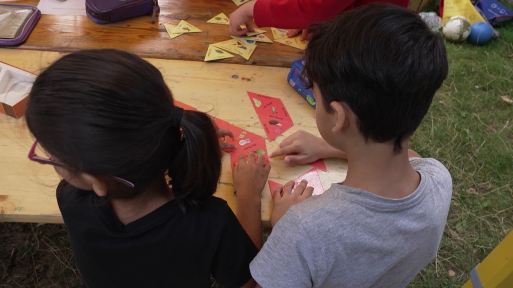 Foto: Kinter sitzen an einem Tisch und legen ein Puzzle zusammen