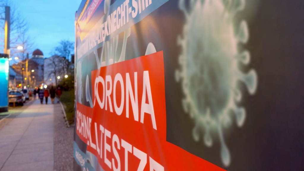 Abbildung eines Virus auf dem Banner eines Coronatestzentrums