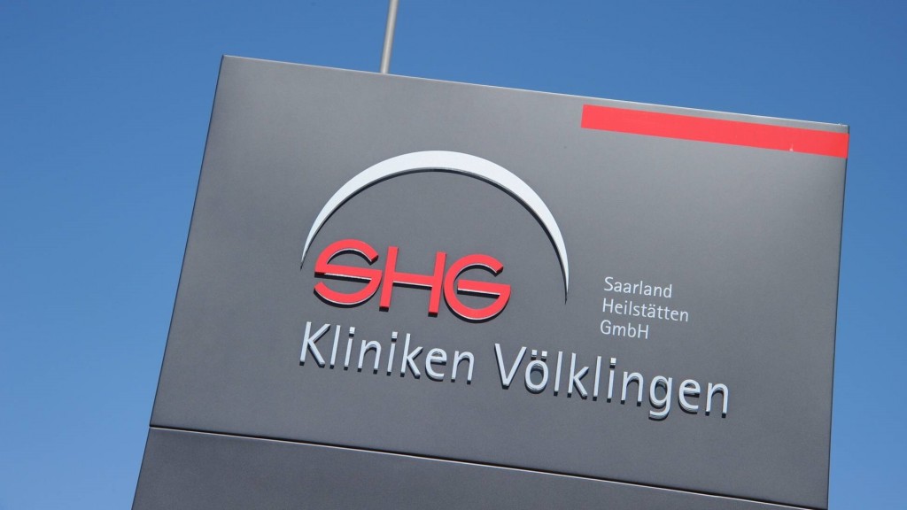 Stele mit dem Logo der SHG Kliniken Völklingen