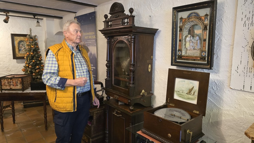 Klaus Meyer in seinem Drehorgel-Museum
