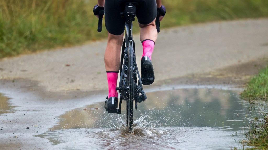 Ein Radfahrer fährt durch eine Pfütze