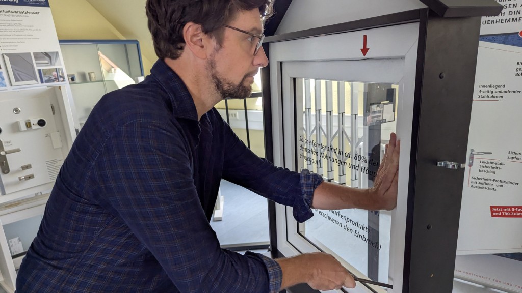 SR-Reporter hebelt ein Fenster im Einbruchpräventionszentrum auf