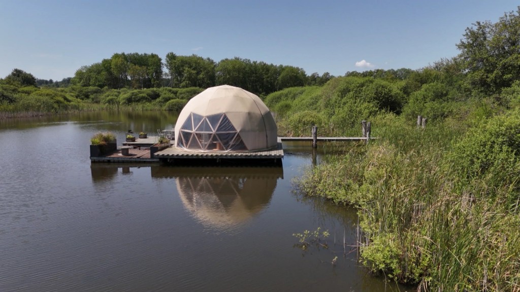 Eine Hütte am Teich von Robin‘Son