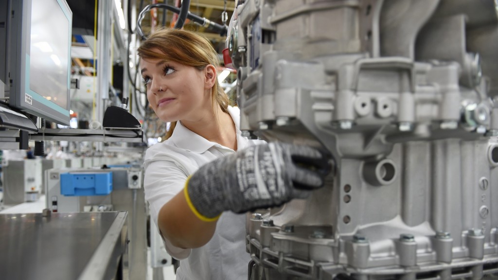 Foto: Eine Mitarbeiterin der ZF Friedrichshafen montiert ein Getriebe.