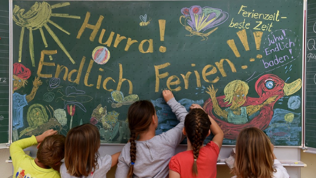 Schüler malen an die Tafel 