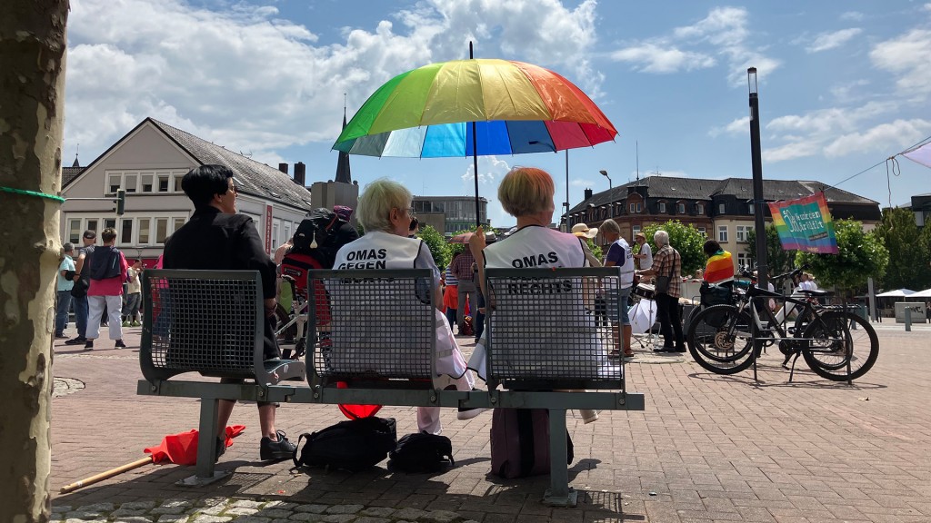 Gegendemo gegen Rechtsextremo in Neunkirchen mit Omas gegen Rechts
